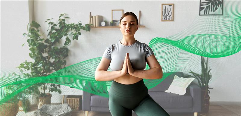 cwiczaca w domu kobieta, relaks, joga